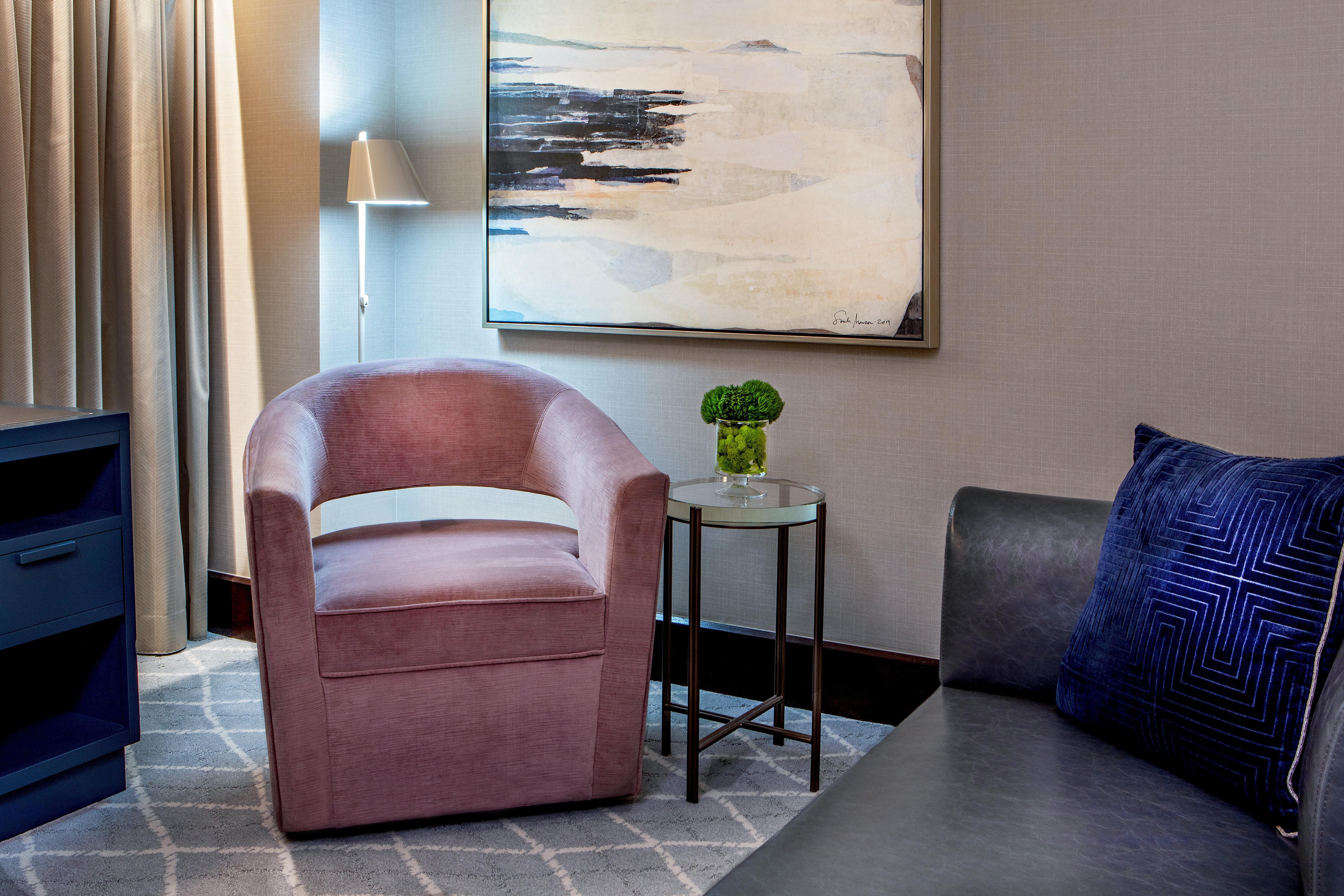 Intercontinental Boston By Ihg Hotel Kültér fotó A chair in a living room