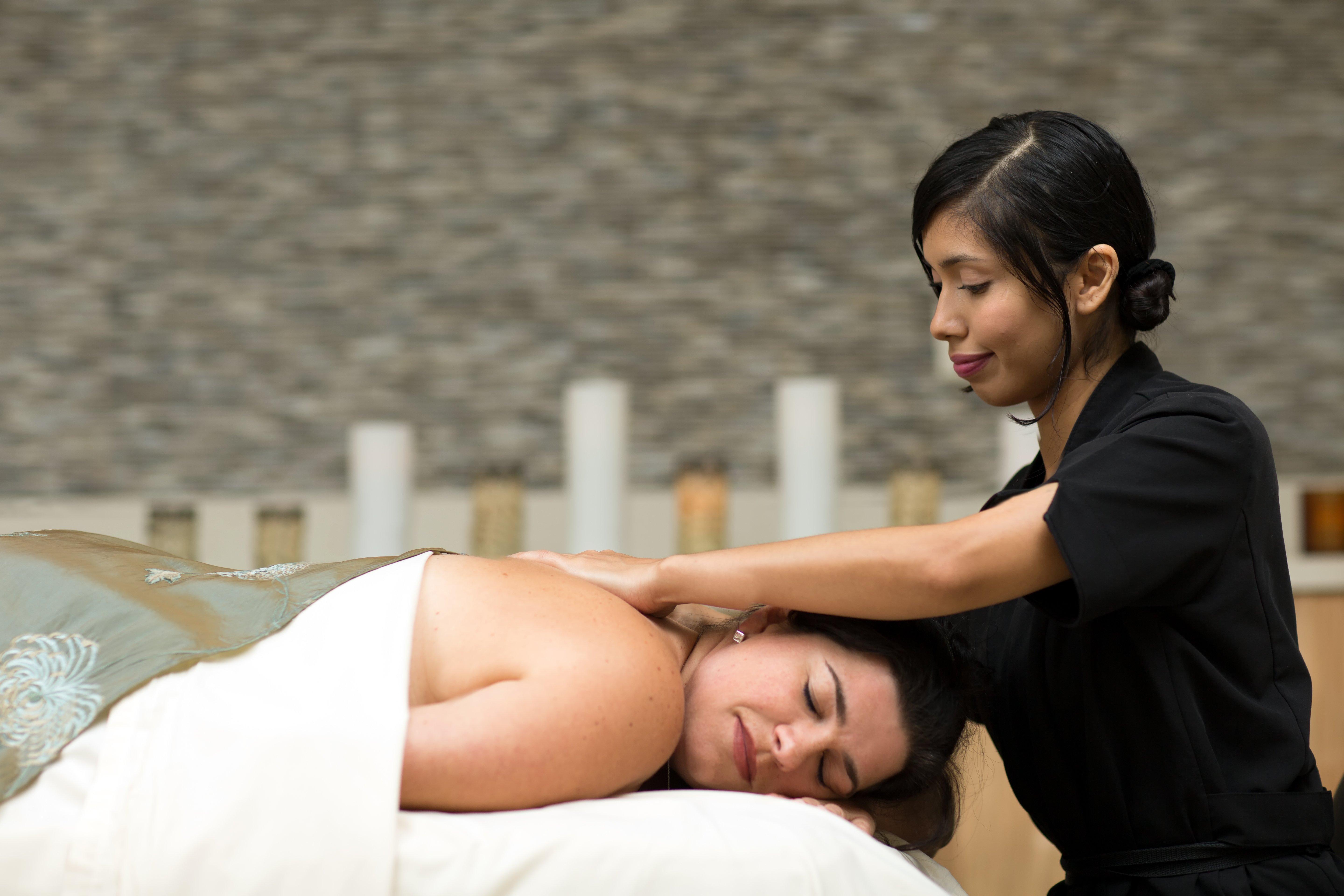 Intercontinental Boston By Ihg Hotel Kültér fotó A massage therapist working on a client
