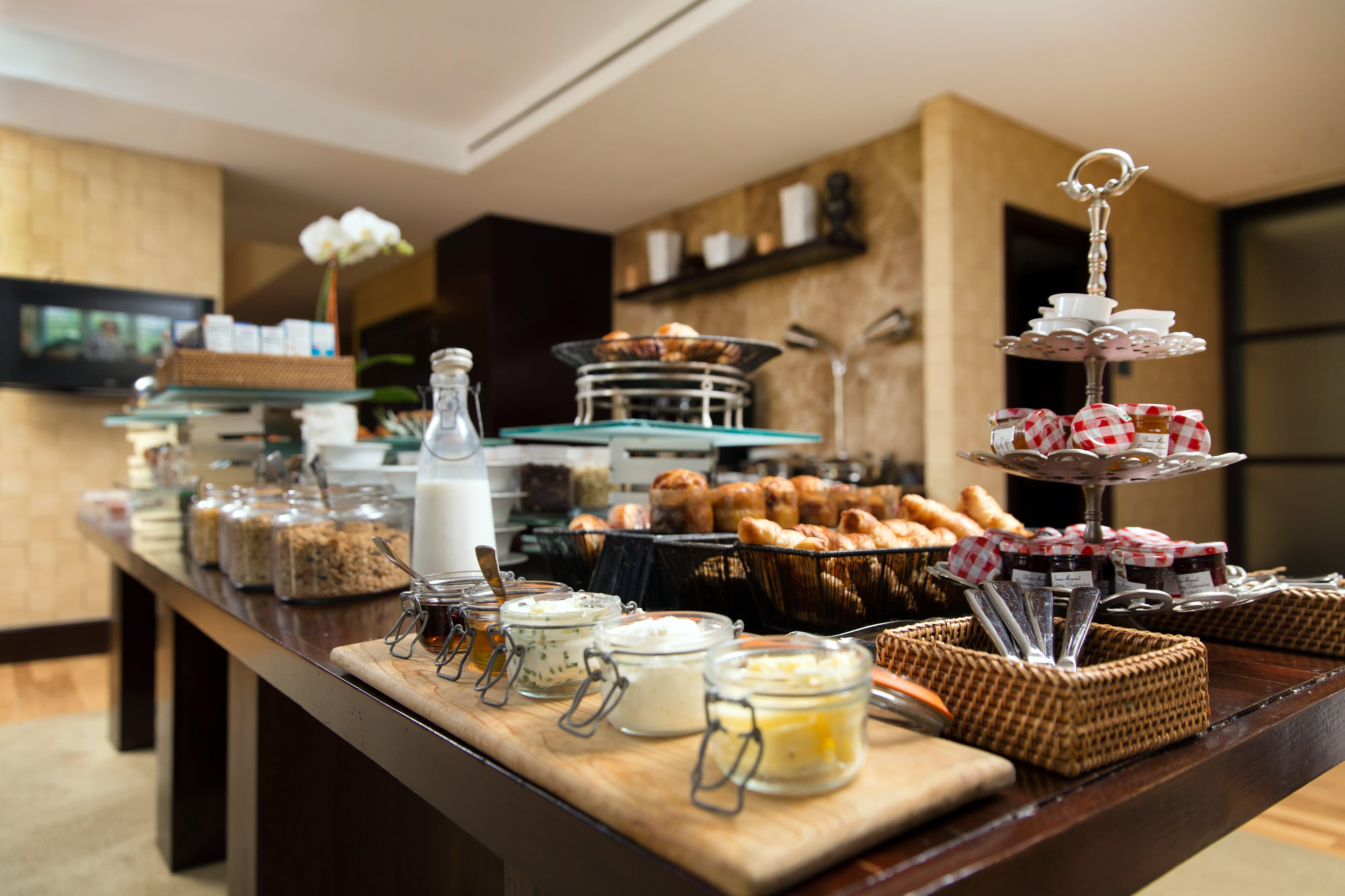 Intercontinental Boston By Ihg Hotel Kültér fotó A breakfast buffet at a hotel