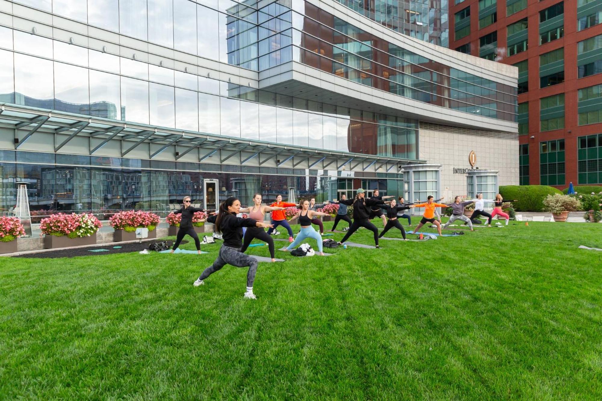 Intercontinental Boston By Ihg Hotel Kültér fotó The rooftop lawn