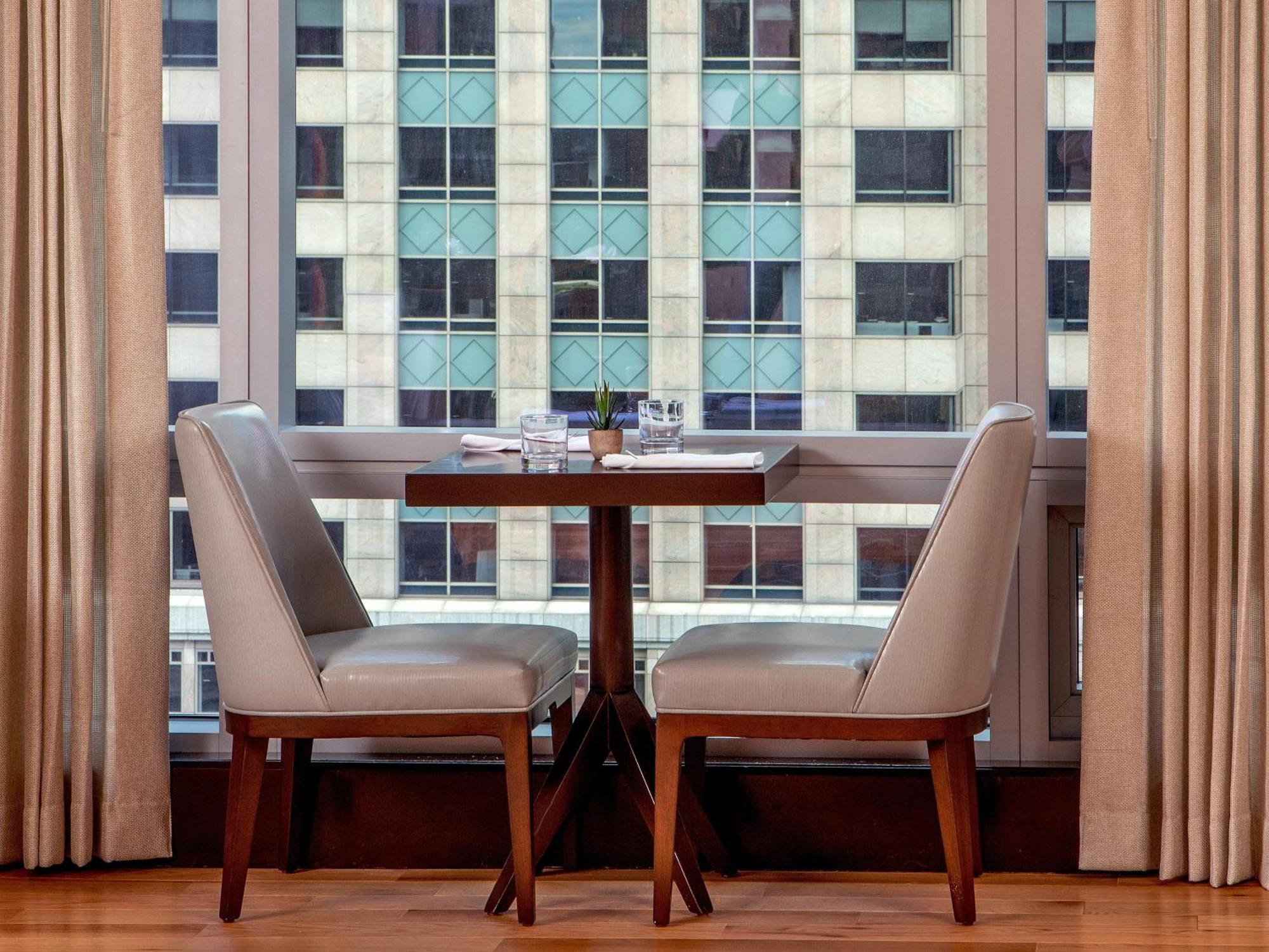 Intercontinental Boston By Ihg Hotel Kültér fotó A table and chairs in a hotel room